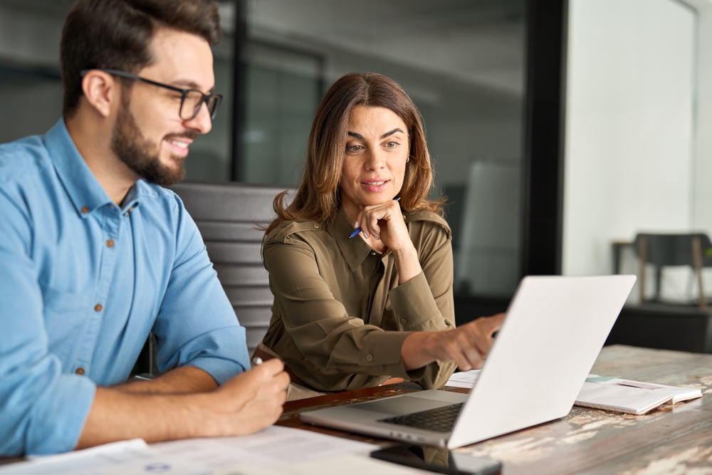 Busy,Middle,Aged,Latin,Female,Manager,Explaining,Corporate,Software,Work