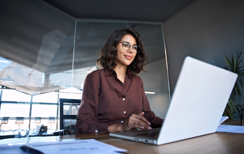 Young,Professional,It,Specialist,Latin,Hispanic,Business,Lady,Working,On